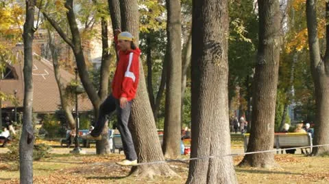 Street acrobat jumps Video stock 11286399