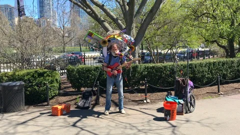Street artists is playing Vídeo Stock 85855215