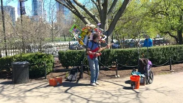Street artists is playing Vídeo Stock 85858044
