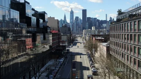 Street Below Elevated Tracks in Long Island City Queens 库存影片 127725806