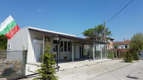 Street Cafe in Bulgaria, Empty because of Coronavirus. Confused Dog. Vídeos de archivo 128917062