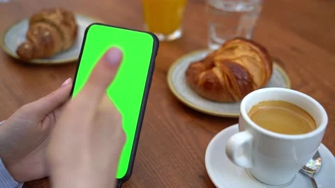 Street cafe using cellphone chromakey video footage 動画素材 237942592