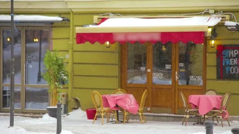 Street cafe in winter Vídeos de archivo 71506991