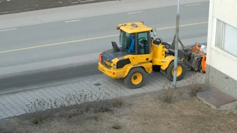 The street cleaning vehicle in spring. Vídeos de archivo 138428192