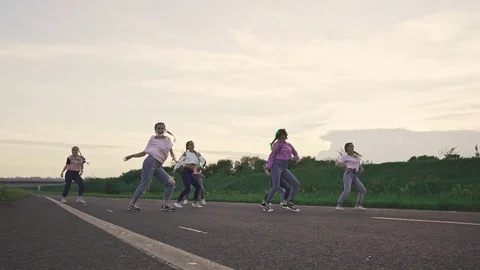 Street dance on an empty road Stockbeeldmateriaal 112738731
