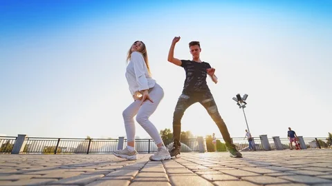 Street dance of young couple. Dancing pair performing freestyle dance in outdoor Stock Footage 119960418
