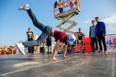 Street dancer dance break-dance on scene Fotos de archivo