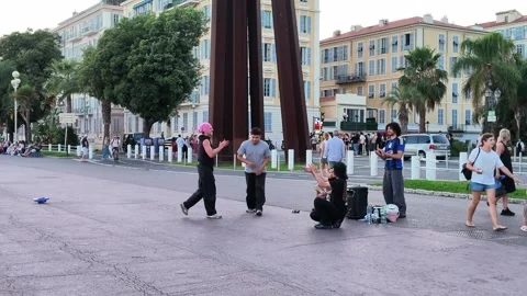 Street dancers performing breakdance on Nice promenade Vidéo 336923236
