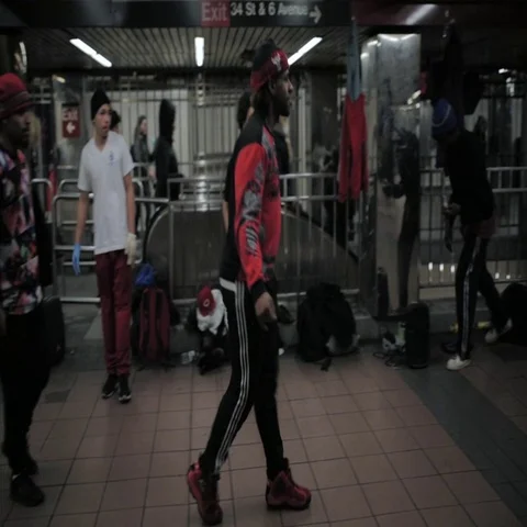 Street dancers performing a dance step at underground station Vidéo 69359483