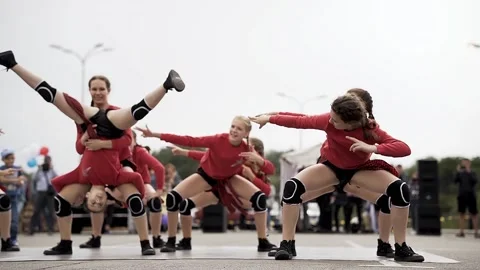 Street dancers show a dance master class Stock Footage 170064971