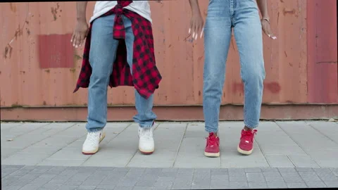 Street Dancing. Young Couple Dancing On The Street. Black Guy And Girl Move Vídeos de archivo 142032317