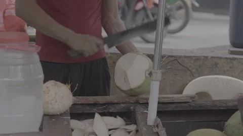 A street food vendor preparing coconuts and customers in Manila, Philippines Stockbeeldmateriaal 345844608
