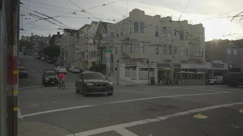 Street intersection at sunset, San Francisco Vídeos de archivo 333580619