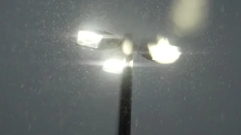 Street lamp or security light illuminating falling rain drops Stock-Footage 150478406
