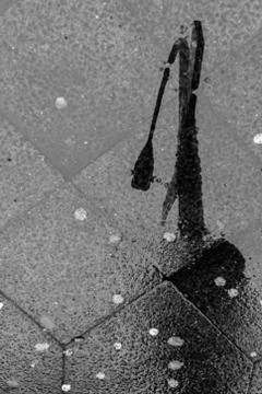 The street lamp is reflected in a puddle Foto stock