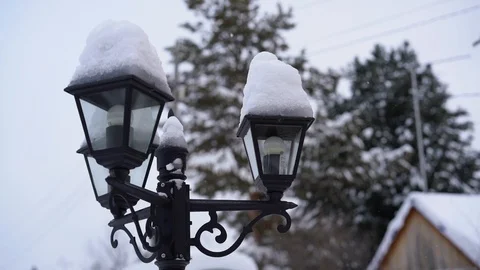 Street Lamp Under Snowfall 스톡 동영상 103151145