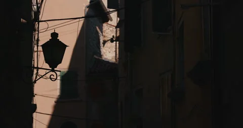 Street Lantern and Shadows in Narrow Rovinj Alley Vídeo Stock 335347724