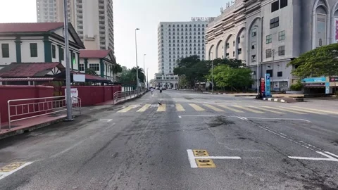 A street with a large building in the background Видео 318269550