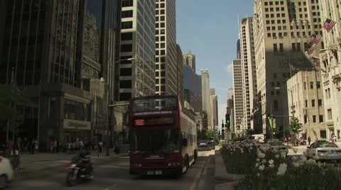 Street Level View of Downtown Chicago High Rise Buildings 스톡 동영상 18955348