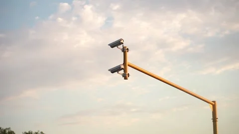 STREET LIGHT CAMERA IN YELLOW EVENING SUNLIGHT Vídeo Stock 331387225
