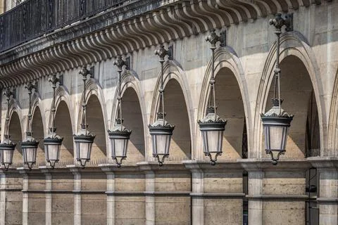 Street light pattern in a row and architectural archs in Paris, France Stockfoto's