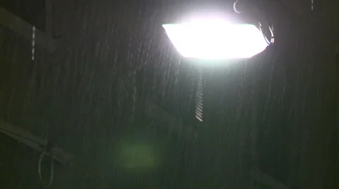 Street light in the rain 動画素材 43671403