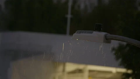 Street light in rain 库存影片 213765015