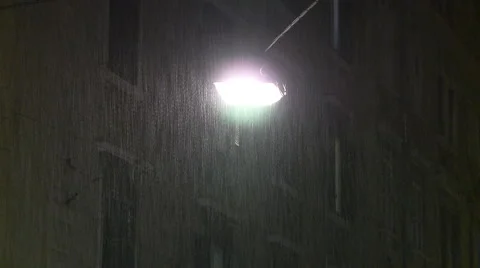 Street light with tiny rain 動画素材 43672951