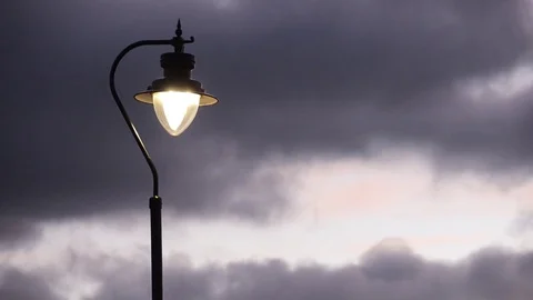 Street light turning on- timelapse Vídeos de archivo 83180267