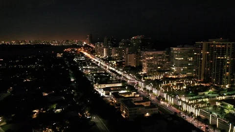 Street lights tracing the blocks of Bal Harbour Vídeos de archivo 100096966