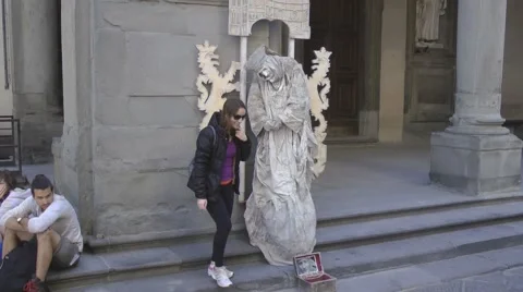 Street mime performs. Vídeos de archivo 63776329
