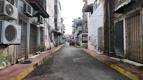 A street with a mural on the side of a building. Видео 315547508