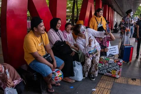 STREET PANTOMIME PERFORMANCE OF HOMECOMING TRADITION Pantomime artists who... Stock-Fotos