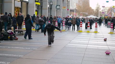 Street performer breakdancing for a crowd. Video stock 332945882