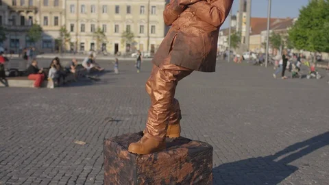 Street performer dressed as bronze statue Video stock 100366807