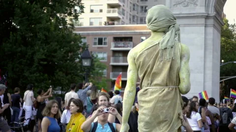 Street performer posing as statue during LGBT Pride Day in Washington Square NYC 库存影片 64887616