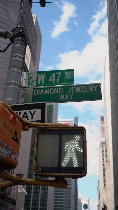 The street sign located at the intersection of W 47th St and Diamond Jewel Way 스톡 동영상 314576377