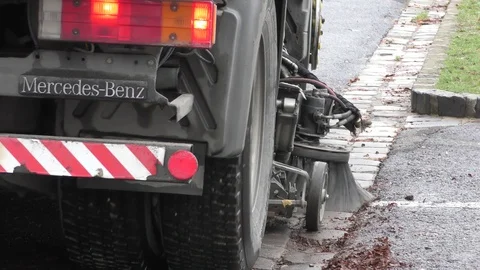A street sweeper cleans the road Vidéo 119368189
