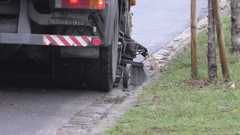 A street sweeper cleans the road Vidéo 119368270