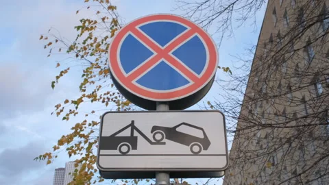 Street tow away zone sign, evacuation of cars Video stock 168673053