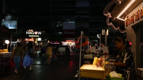 Street vendor prepares fresh fruit at Bangkok Chinatown night market Vidéo 331229009