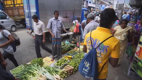 Street vendor uses old fashioned balance to weigh vegetables in Kandy Vídeos de archivo 85409448