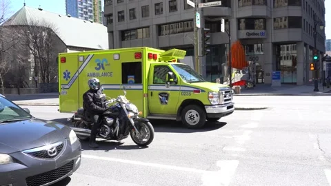 A street view of an ambulance Vídeos de archivo 135351173