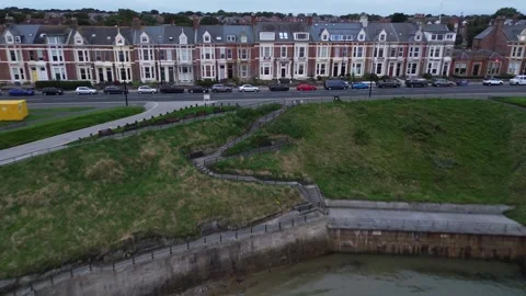 Street view and pull back into the bay at Cullercoats, Tyne and Wear 스톡 동영상 249762645