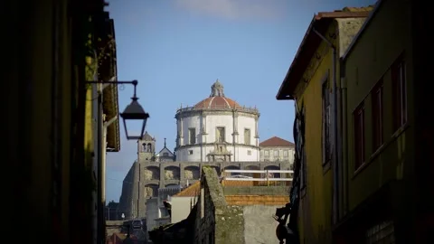 Street view emphasizing the verticality of old Porto architecture. Vidéo 327624611