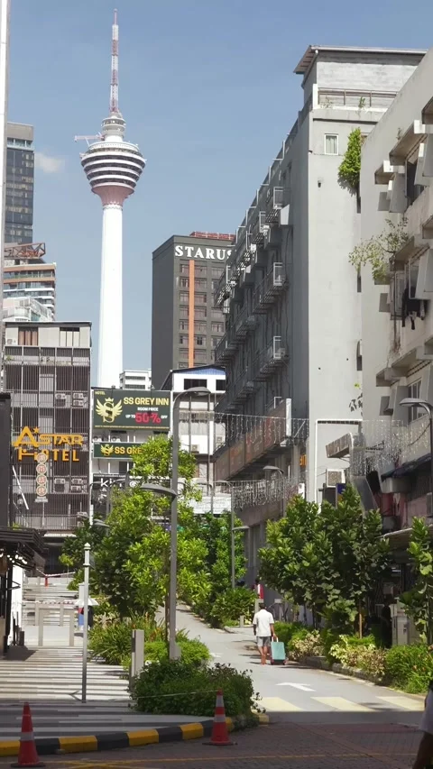 Street view of KL Tower from Bukit Bintang, Kuala Lumpur, Malaysia. Vídeos de archivo 325545534