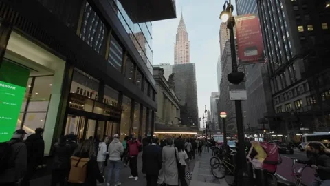 Street View of NYC featuring the Iconic Chrysler Building in the background Vídeo Stock 291640095