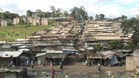 Street view over tin rooftops in African slum - HD Stockbeeldmateriaal 7727335