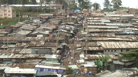 Street view over tin rooftops in African slum - HD Stockbeeldmateriaal 7727414