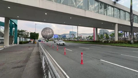Street View Under Footbridge Facing MOA Globe 4K 60fps Vidéo 338350364